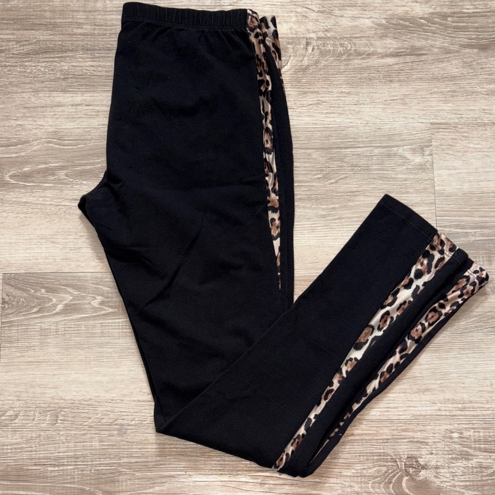 💥2/$33💥 Victorias Secret Black Leggings with Leopard Print Trim